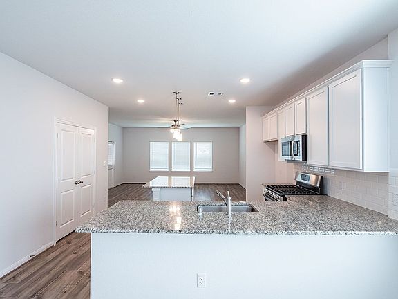 4th image of 7427 Parkview Dr