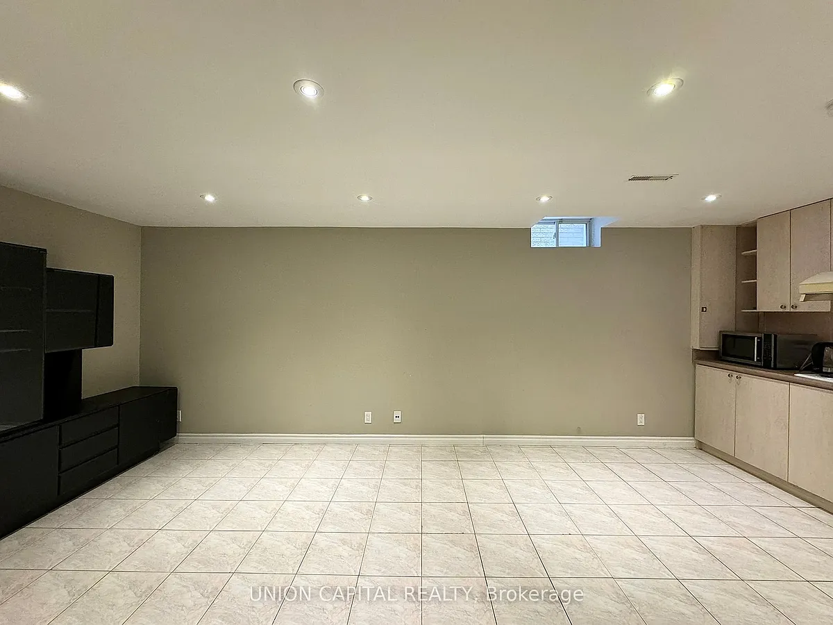Building Photo - 73 Manston Cres #BASEMENT