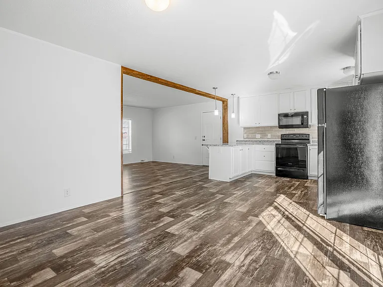 204 E 11th St #1 — Photo 4