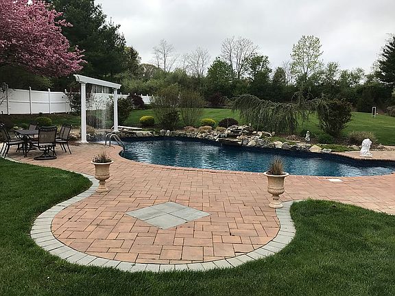 3rd image of 19 Swarthmore Ln