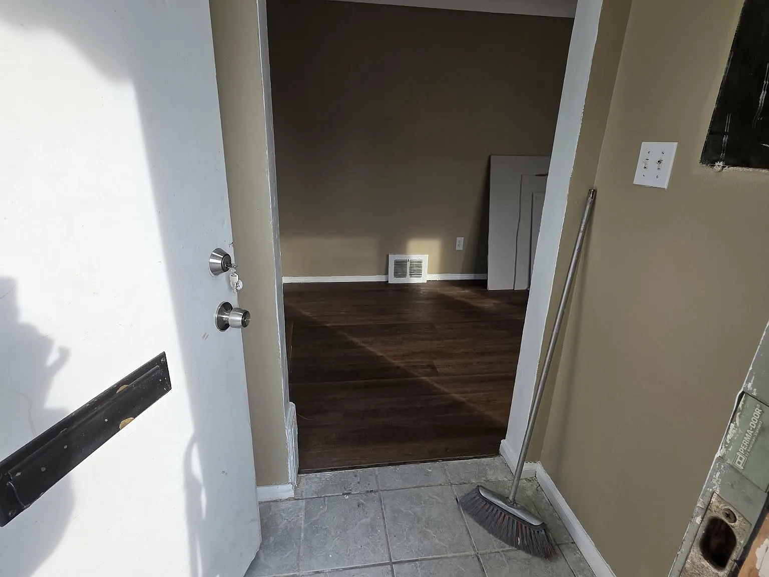 3 bed, 1.5 bath, 1213 sqft, $1,350 — Photo 2