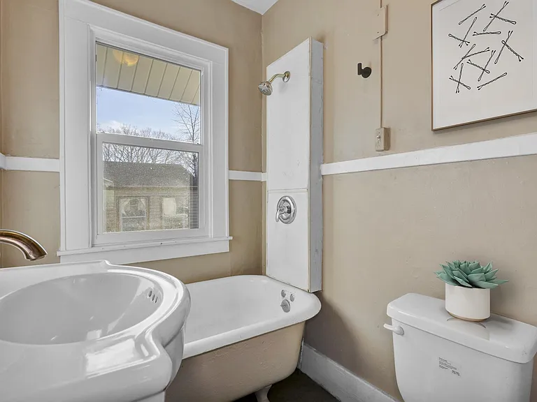1206 Leslie St — Photo 9