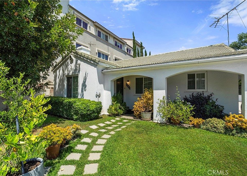 1st image of 5646 Woodman Ave