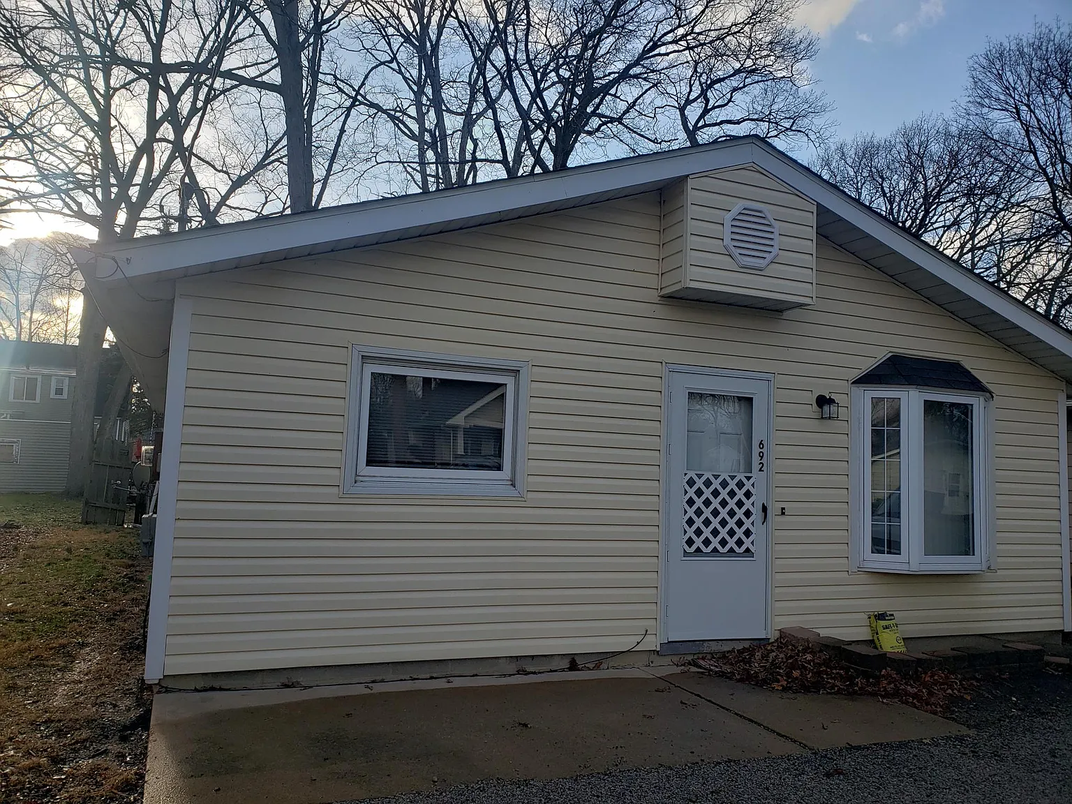 692 Woodside Ave photo 1
