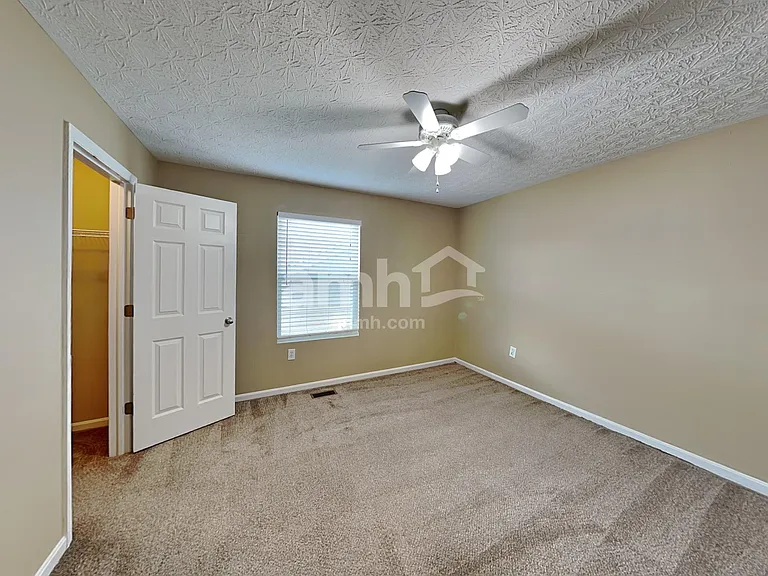 4207 N Yorkshire Sq — Photo 18
