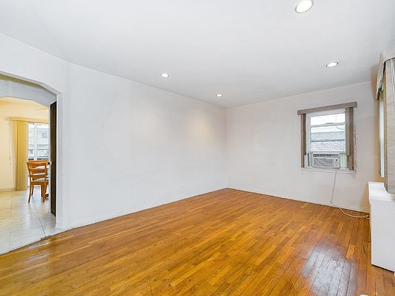 3rd image of 21 Surrey Ln