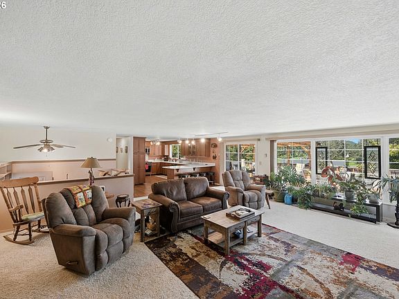 4th image of 2820 Country Club Ct