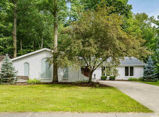 8904 Village Grove Dr, Fort Wayne, IN 46804