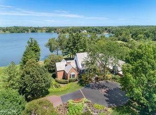 90 Hawthorne Rd, Barrington, IL 60010