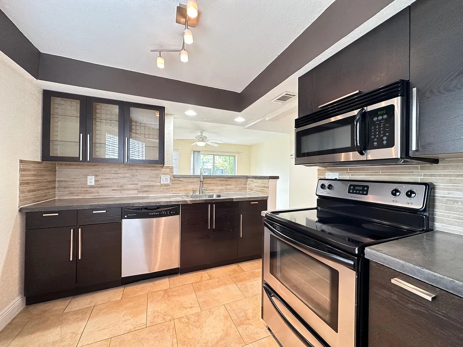 2 bed, 1.5 bath, 1100 sqft, $2,100 — Photo 2