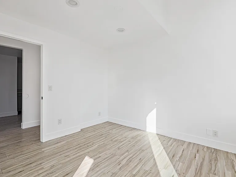 850 N Van Ness Ave #D — Photo 11