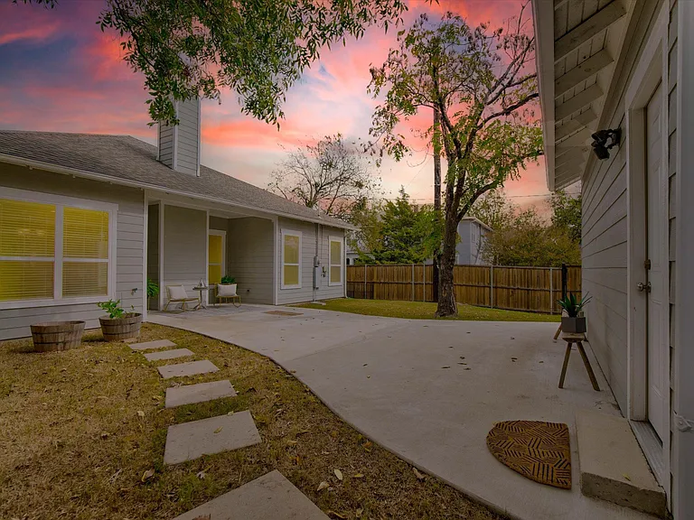 2700 Gladstone Dr — Photo 29