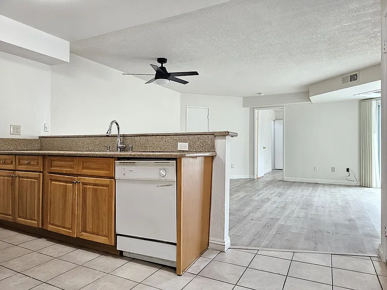 607 W Broadway #205 — Photo 2