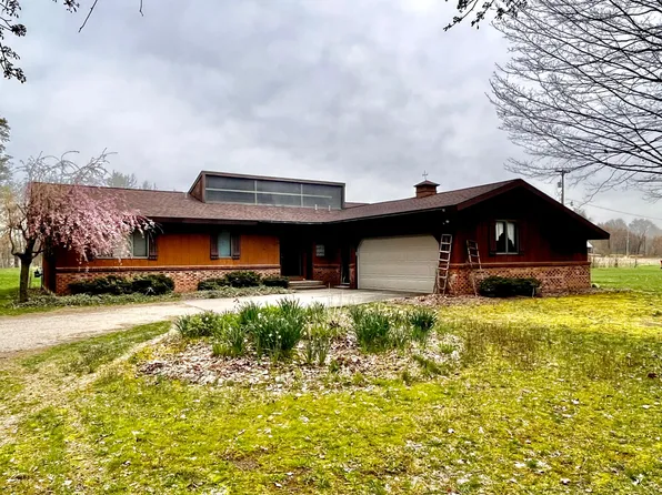 2727 Indian Lakes Rd, Cedar Springs, MI 49319