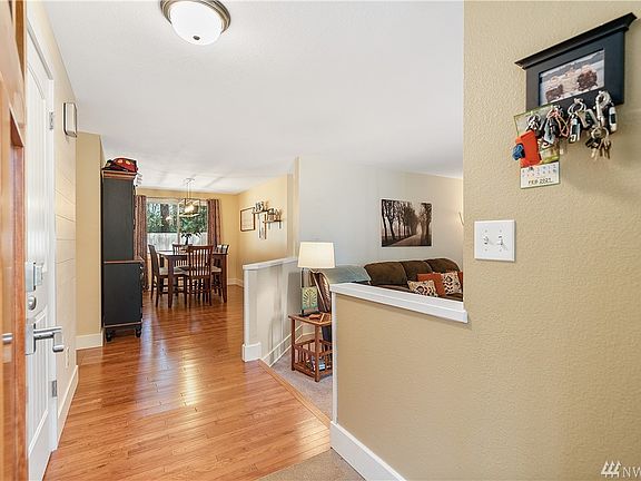4th image of 2229 Lakemoor Dr SW