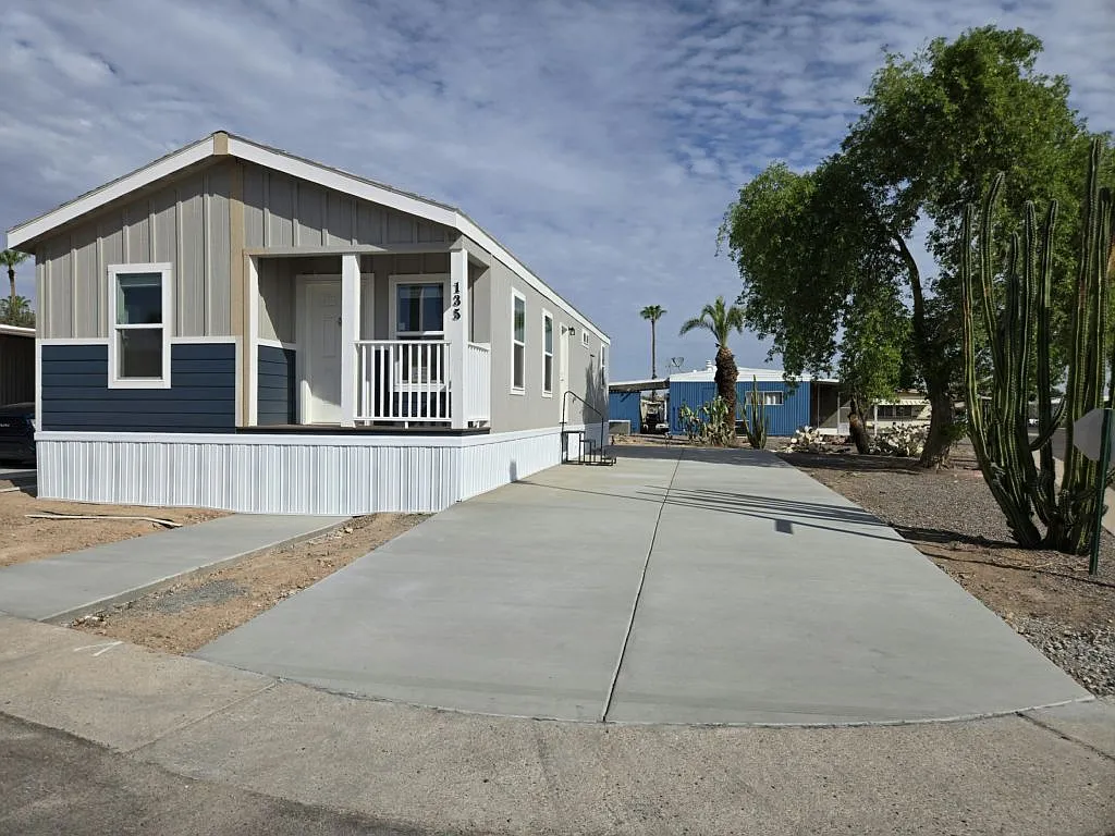 Building Photo - 10701 N 99th Ave #135