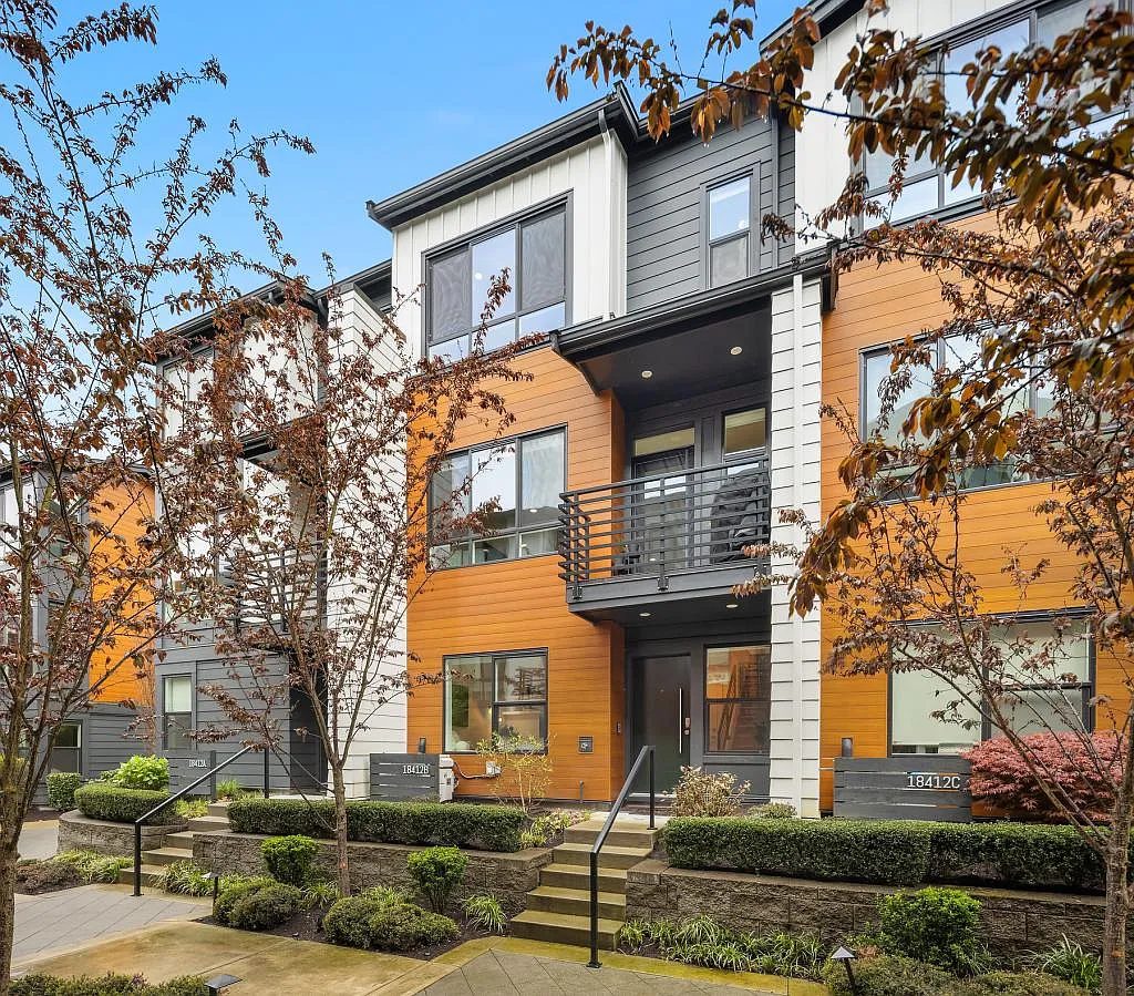 18412 96th Dr NE #B - 3 bedrooms — Photo 1