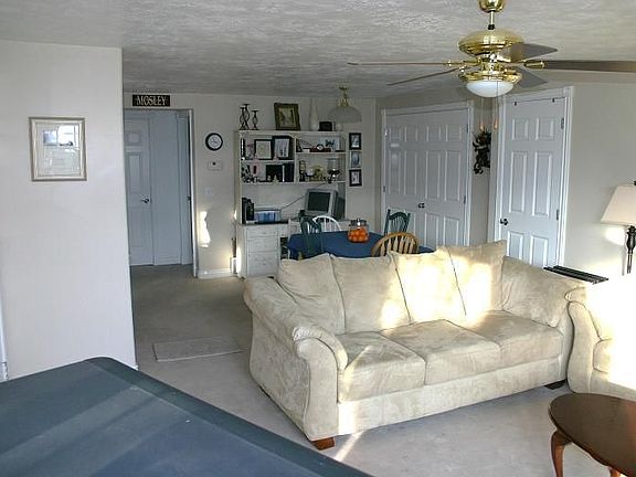 Living Room / Dining