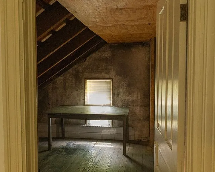 221 Center St — Photo 25