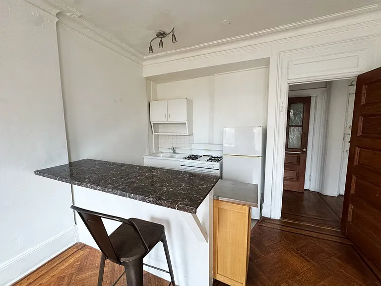 574 7th St #40 — Photo 3