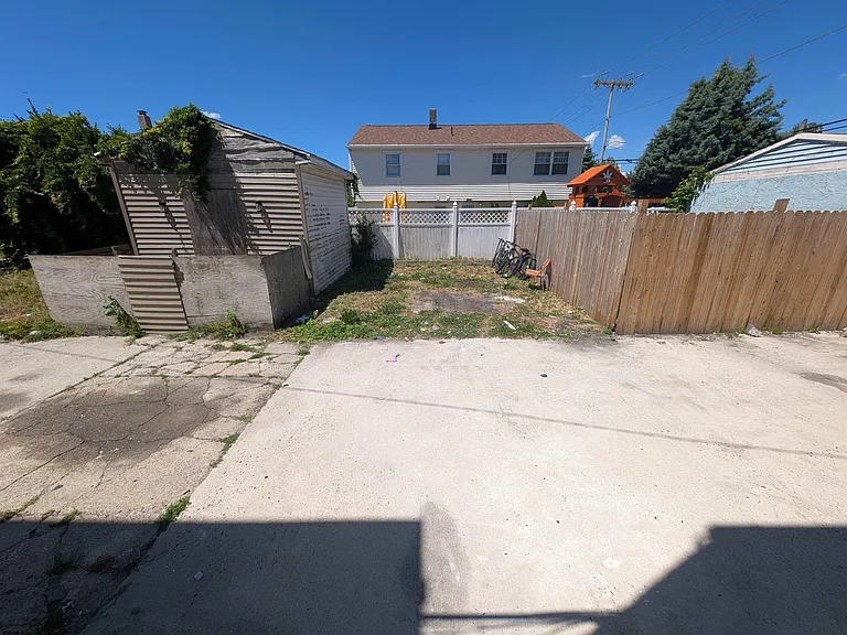 1056 N Ohio Ave — Photo 17