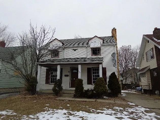 254 Hilton Ave photo 1