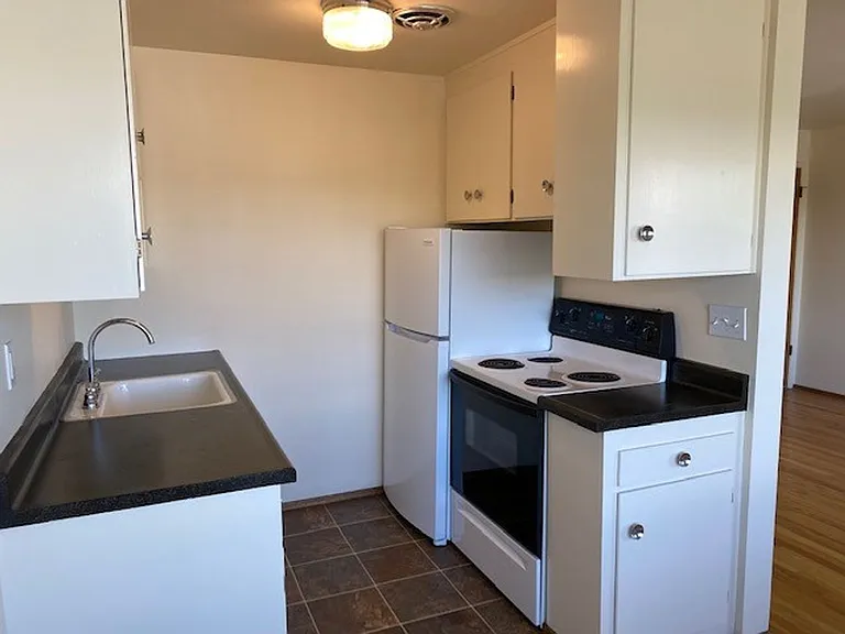 Dolores Manor Apartments — Photo 40