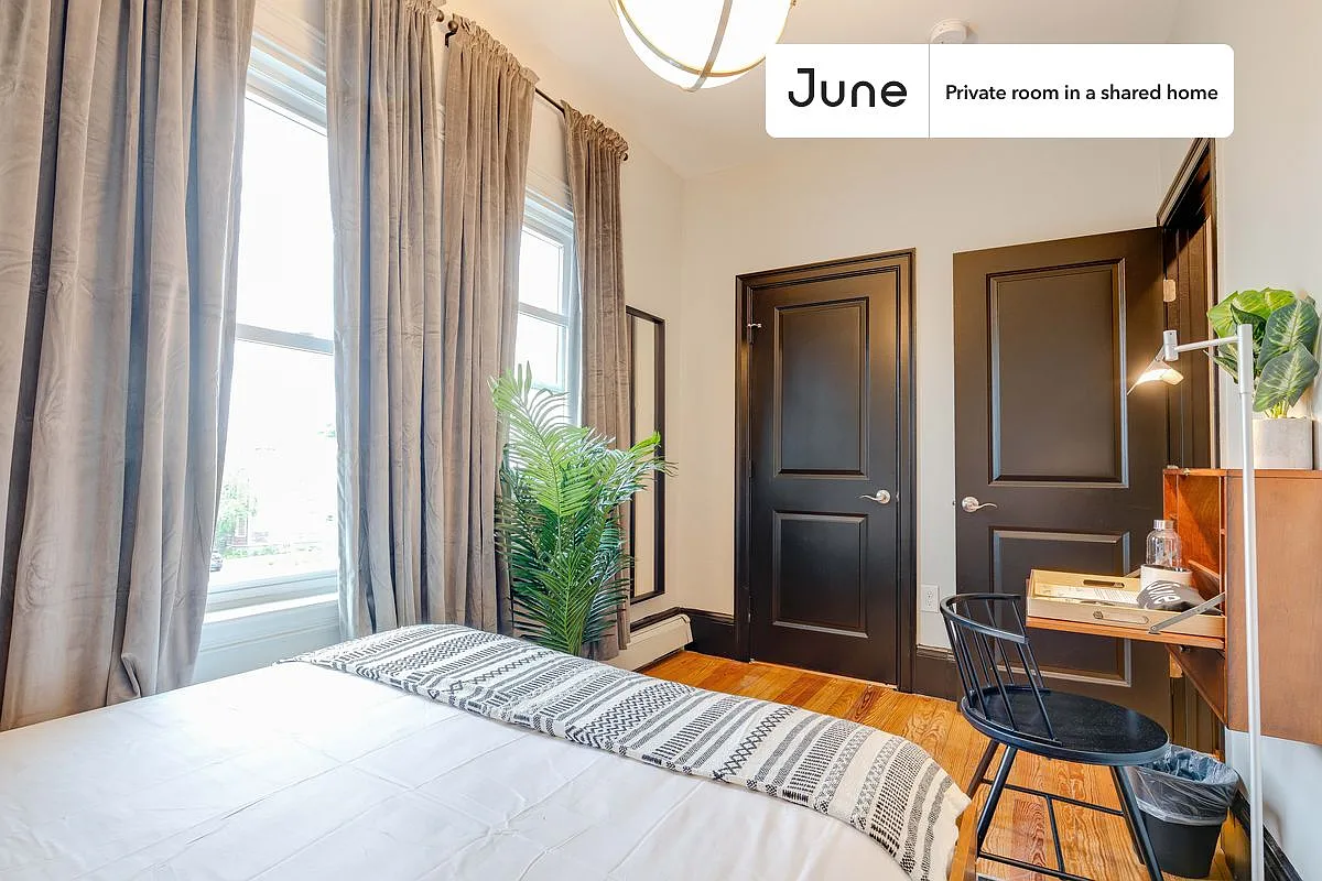 Queen bedroom in 4 bed/1.5 bath home in South Boston #194 3B — Photo 3