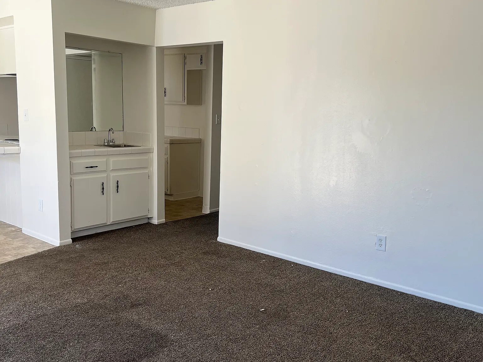 1 bed, 1.5 bath, 825 sqft, $1,095 — Photo 3