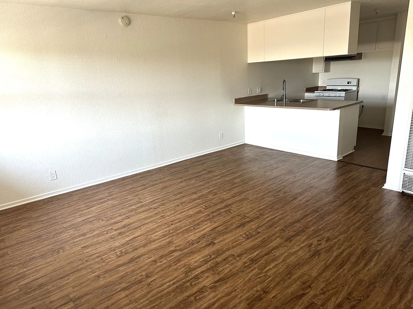 13714 KORNBLUM AVE — Photo 2
