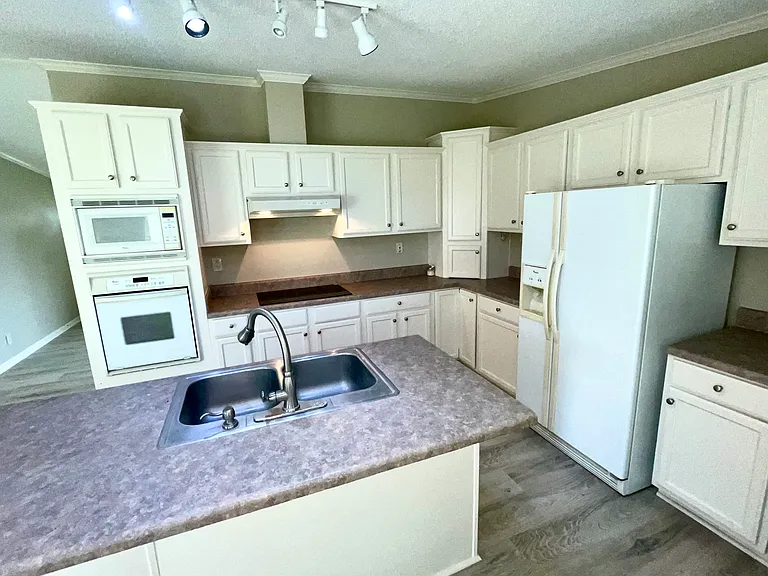 115 Lacy Ln — Photo 3