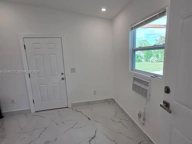 305 SE Airoso Blvd — Photo 24
