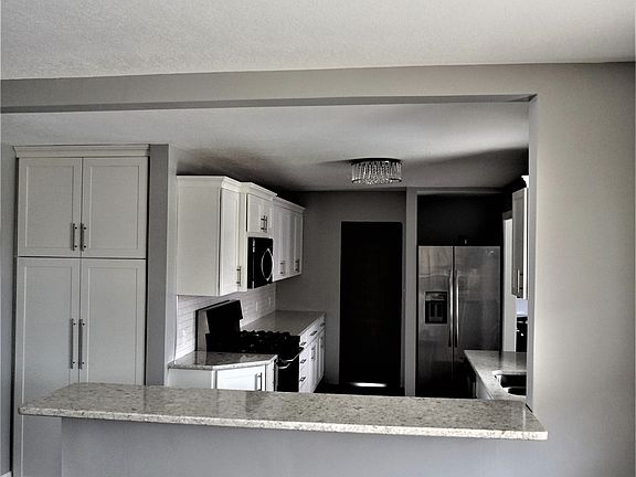 4th image of 2902 S Willow St