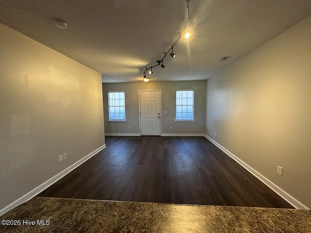 2 bed, 2.5 bath, 1008 sqft, $1,200 — Photo 3