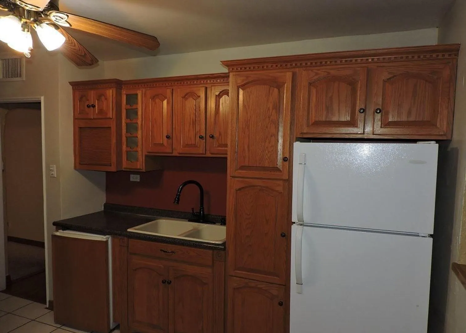 Spacious 3bed 2bath with Large Backyard! — Photo 4