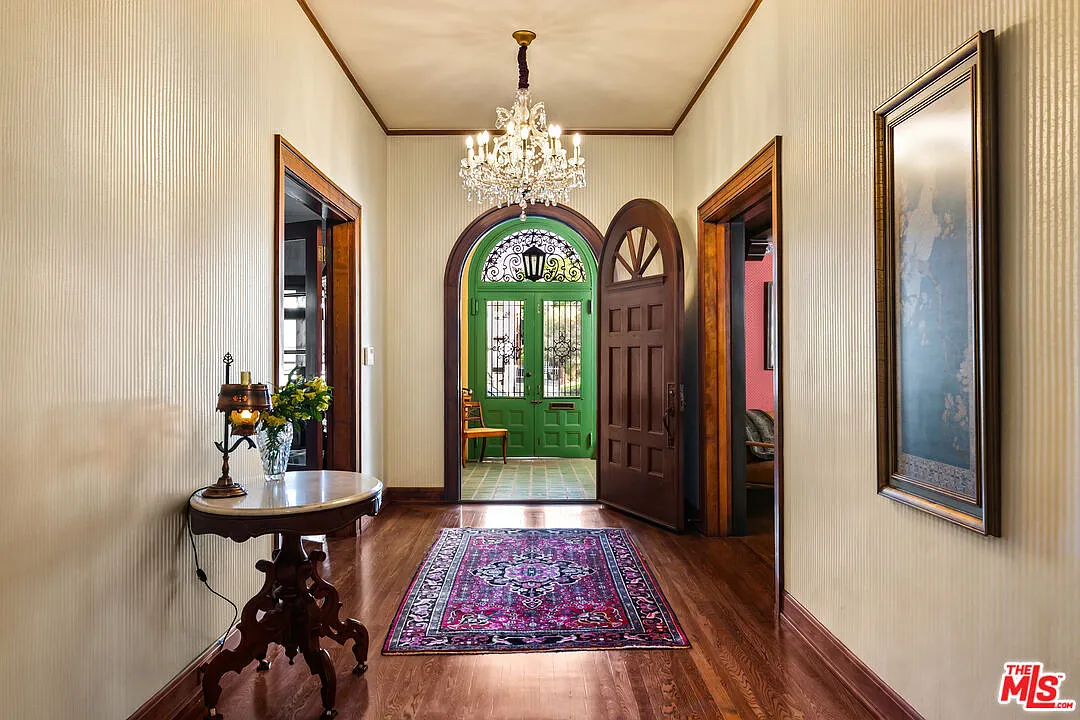 7 bed, 5.0 bath, 6732 sqft, $20,000 — Photo 4