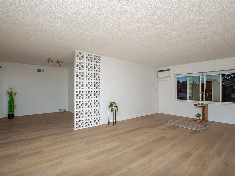 445 E Magnolia Blvd — Photo 16