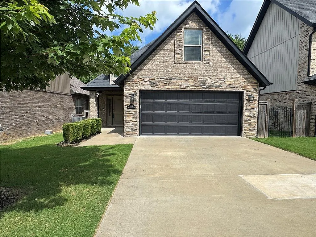 3 bed, 2.5 bath, 2084 sqft, $2,250 — Photo 2