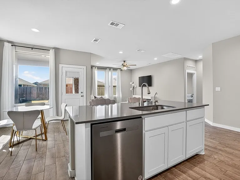 2209 Beaufort Dr — Photo 15