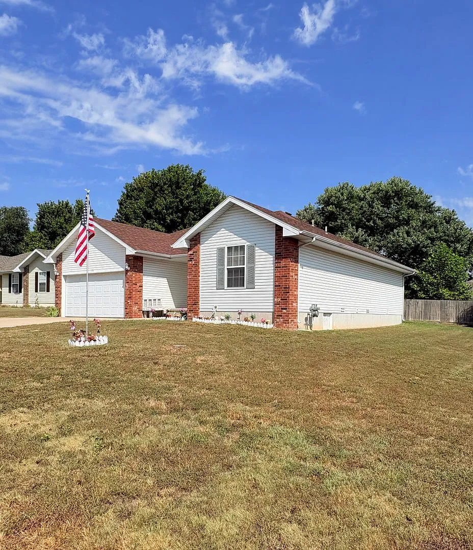 3 Bedroom Home for Lease in Clever! Available for November 1st Move-in — Photo 2