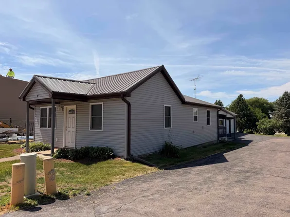 39 W Main St, Benton, WI 53803