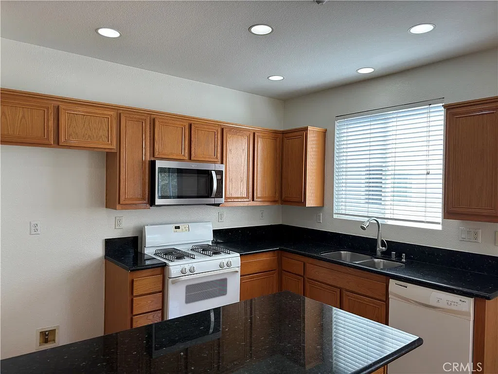 3 bed, 2.5 bath, 1502 sqft, $4,100 — Photo 4
