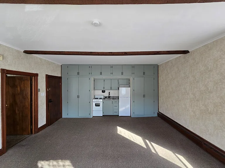 209 E Market St — Photo 3