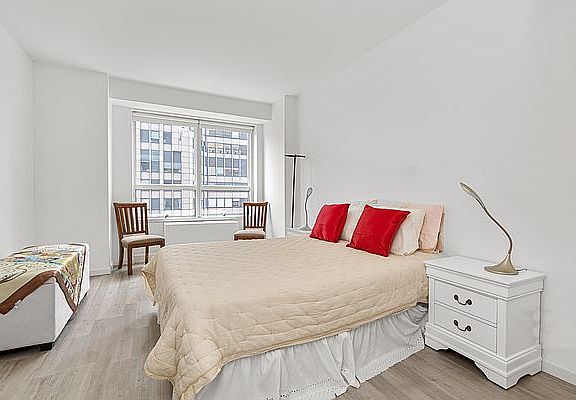 5th image of 147 W 57th St #57E