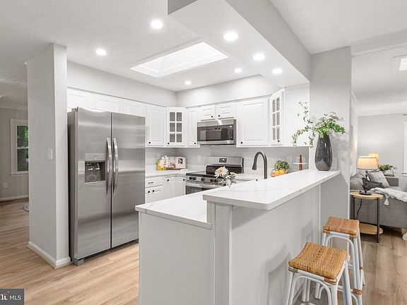 3rd image of 121 Eagle Ct