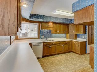 1304 E Garfield St, Mount Horeb, WI 53572