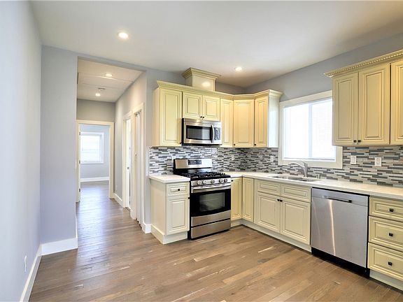 5th image of 2907 Magnolia St #2909