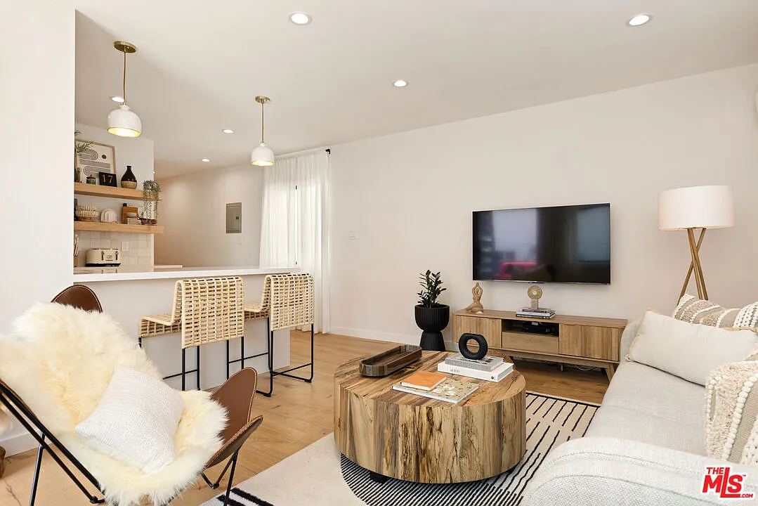 2 bed, 1.0 bath, $5,900 — Photo 2