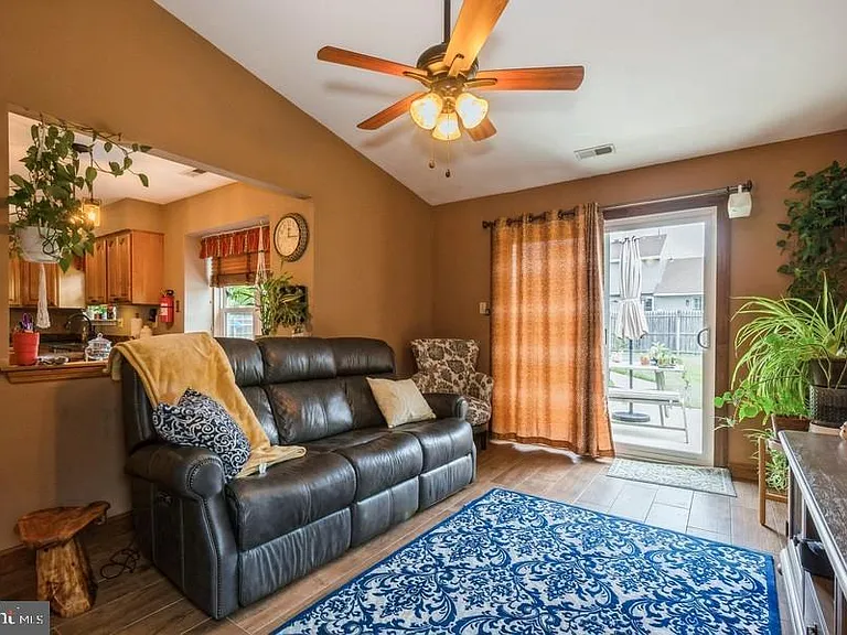 104 Apley Dr — Photo 4