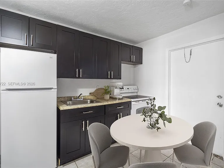 332 SW 3rd St #2 — Photo 5